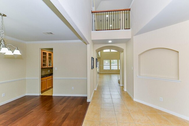 Building Photo - 25955 Foxrun Vista Dr