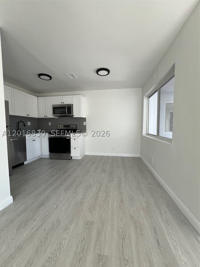 Building Photo - 1831 NE 56th St