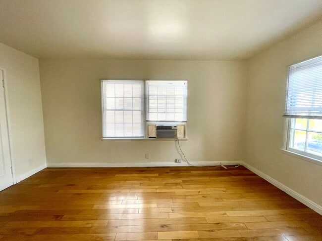 Building Photo - Charming Studio Near LACMA, The Grove & Melrose-Fairfax! MOVE IN READY!