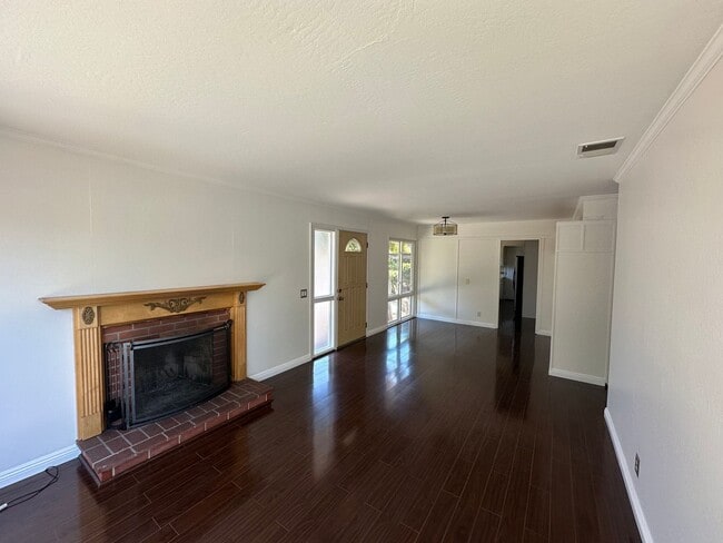 Building Photo - Beautiful Rollingwood Home