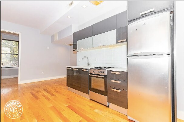 Building Photo - 456 Madison St