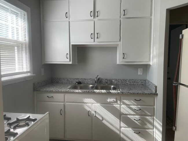 Foto del edificio - 100-104 E Stewart Rd