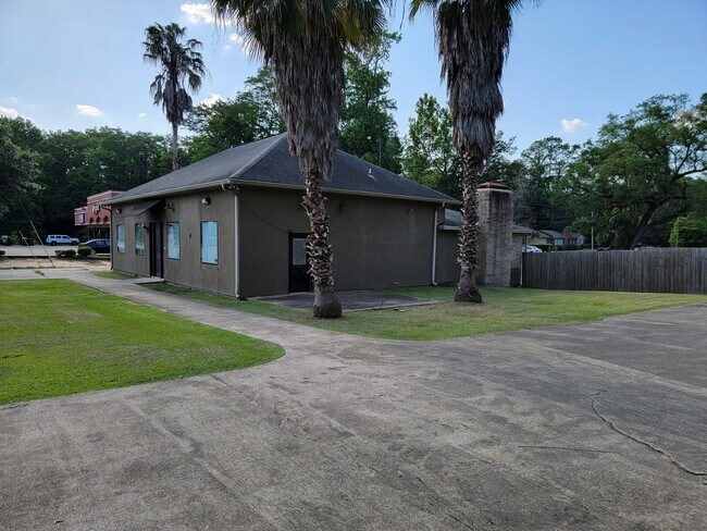 Building Photo - 102 Dixie Dr