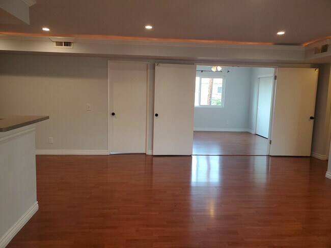 Foto del edificio - 10119 Pinewood Ave