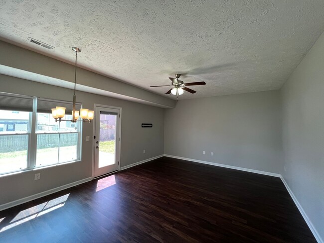 Building Photo - 3 BR 2.5 Bath Home in Del Sol Commons - Cl...