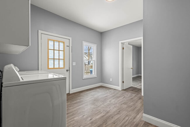 Building Photo - 208 S Swan St