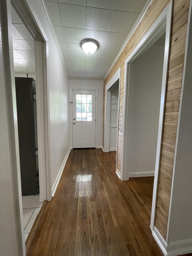 Building Photo - 1004 Oak Dr