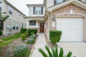 Building Photo - 16102 Limestone Lake Dr