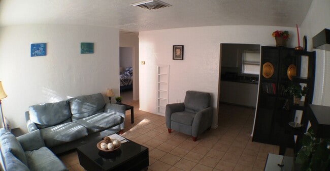 Building Photo - Charming 3 bedroom