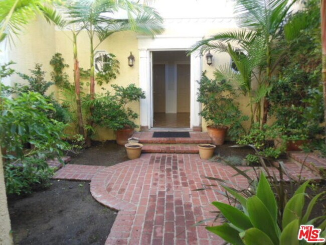 Foto del edificio - 9066 Shoreham Dr