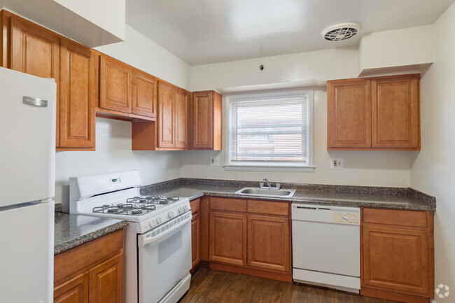 2BR, 1BA - 950SF - The Wilshire Apartments