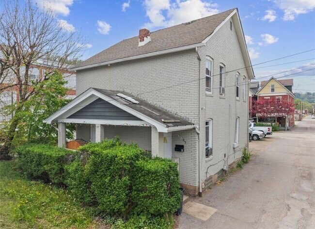 Building Photo - 1305 Airbrake Ave