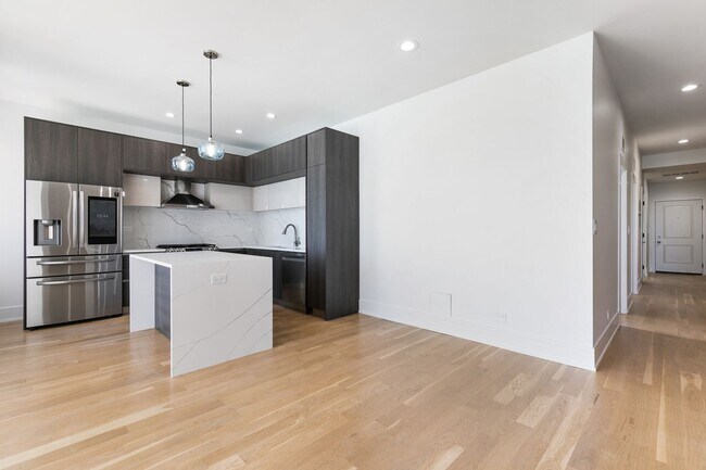 Building Photo - 7729 N Eastlake Ter