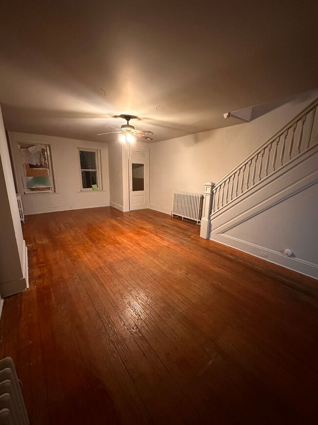 Building Photo - Large 5 Bedroom remodeled townhouse w/off ...