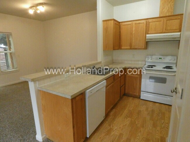 Foto del edificio - 3 Bedroom Duplex Great Located - Near 181st and Burnside Available for You!