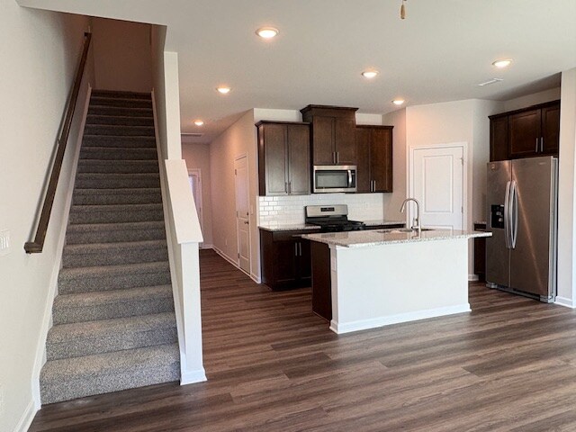 Foto del edificio - Room in Townhome on Rolling Flds Dr