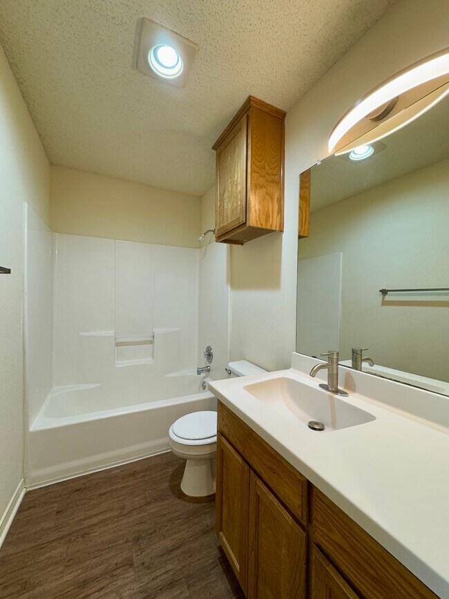 Foto del edificio - Duplex *LEASING SPECIAL AVAILABLE*
