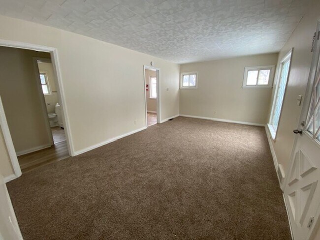 Foto del edificio - Cozy West Akron Ranch w/ Finished Basement & Garage