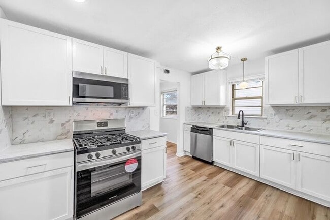 Foto del edificio - Stunning 5 Bed, 2 Bath Euclid Ohio!