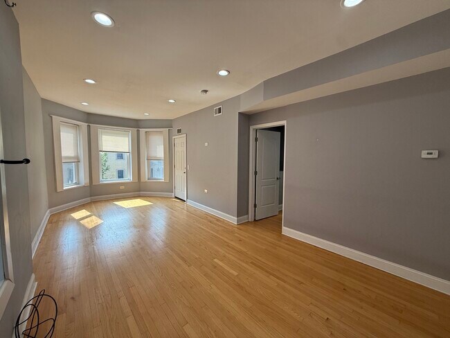 Foto del edificio - 2449 N Ridgeway Ave