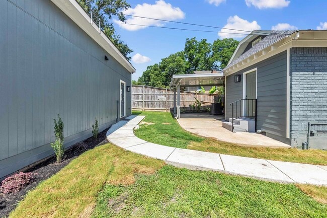 Foto del edificio - 2245 Monroe Ave