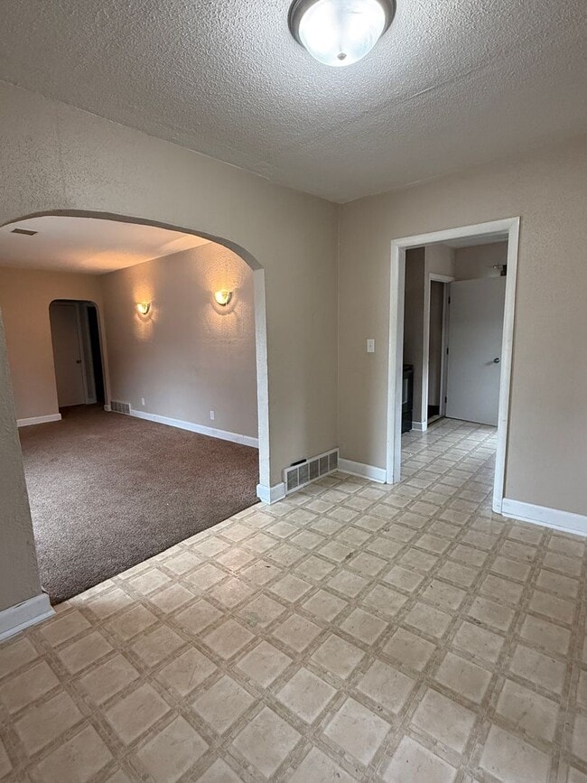 Building Photo - 3 Bedroom 1.5 Bath / House