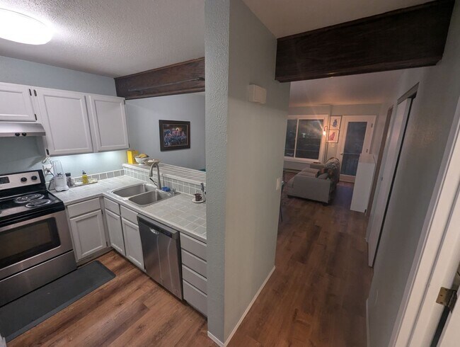 Foto del edificio - 2 bed/1 bath Crowhill condo on Douglas- Unfurnished