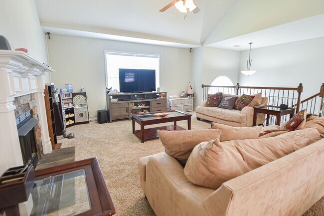 Building Photo - Pet Friendly Five Bedroom!