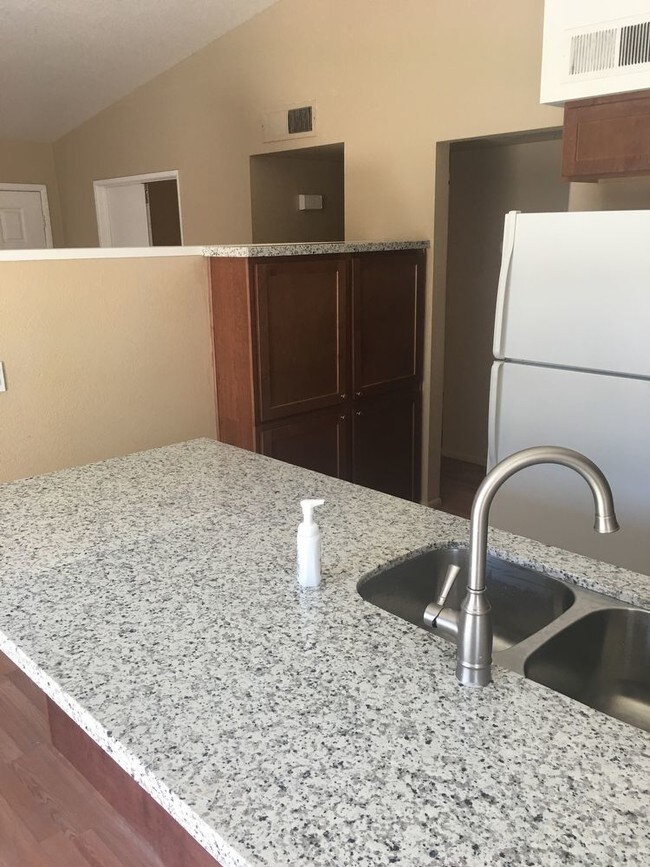 Building Photo - Tempe 3 Bed 2 Bath 85282