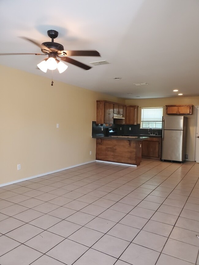 Building Photo - 513 W Matz Ave