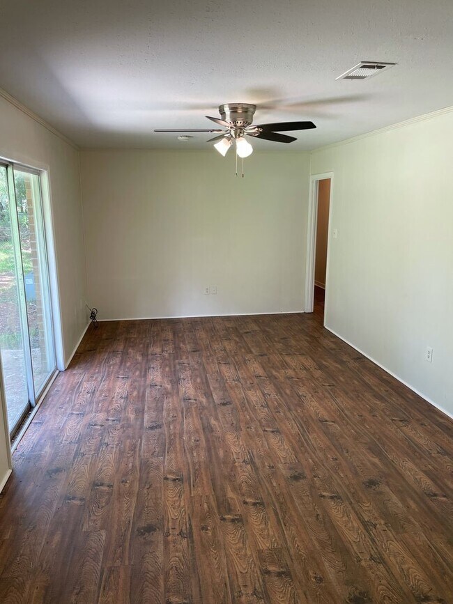 Foto del edificio - 3/1.5 For Rent in the Heart of Brandon