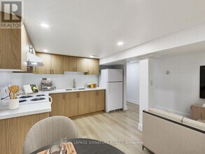 Building Photo - 896 Bathurst St