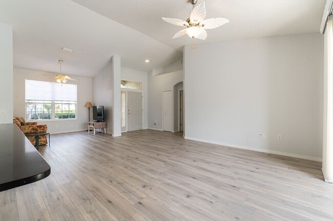 Building Photo - 3-Bed 2-Bath Unfurnished Pool Home - Green...