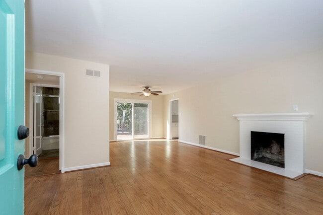 Building Photo - 320 La Casa Ave