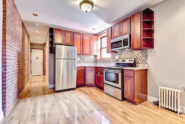 Foto del edificio - 70 Pinehurst Ave