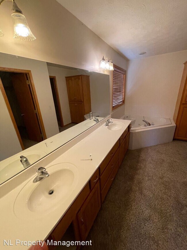 Building Photo - 4 br, 4 bath House - 2126 Ashwood Avenue