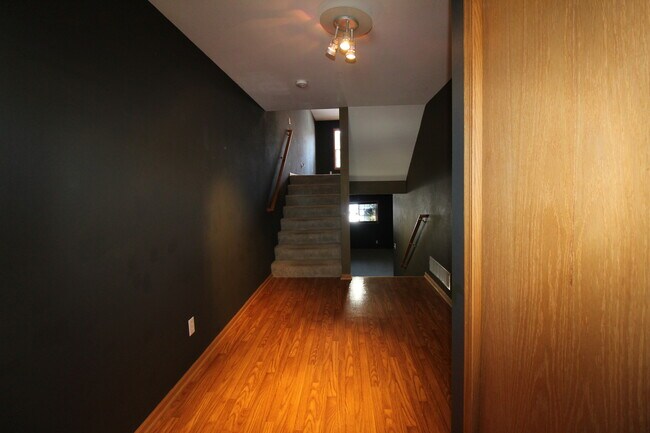 Building Photo - 627 Southtowne Dr
