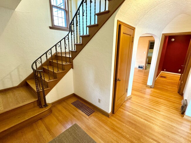 Building Photo - Alameda Neighborhood Pristine Tudor Home, Downtown Views, All The Amenities - A Must See!