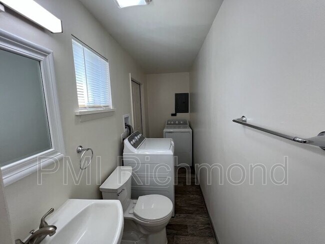 Building Photo - 404 Roxana Rd