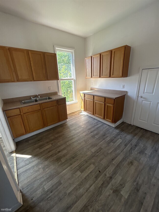 Foto del edificio - 4 br, 1 bath House - 648 South Main Street...