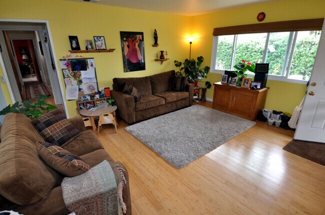Building Photo - Charming 3 bedroom 2 bath home plus an off...