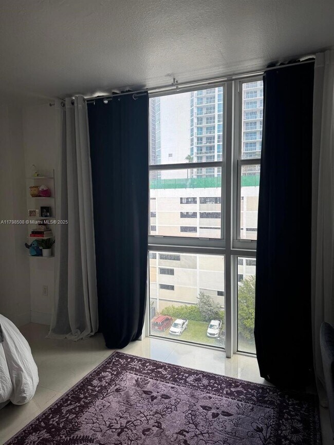 Foto del edificio - 500 NE 29th St