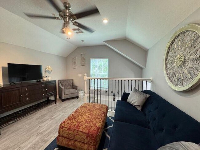 Photo - 1 Bedroom Renovated Garage Apartment