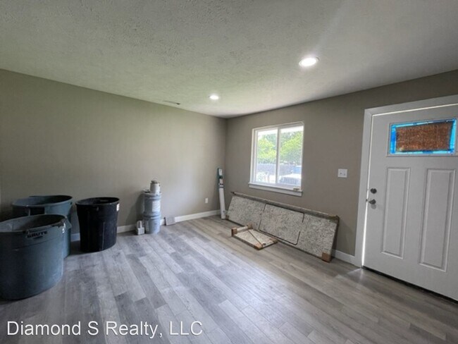 Building Photo - 3 br, 1 bath House - 2320 S Kickapoo Ave