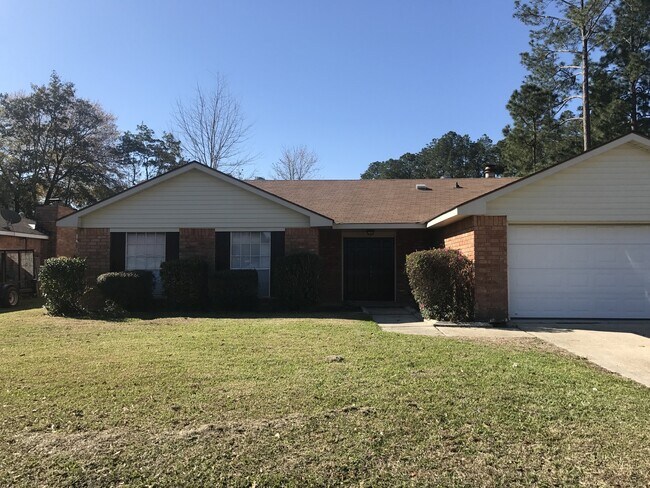 Building Photo - Huge Fenced Yard!