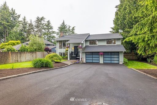 Primary Photo - Oversized 4 Bedroom 3 Bathroom Home- Picni...