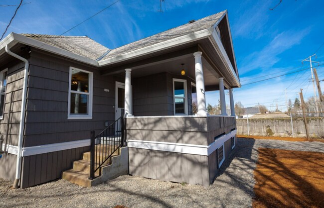 Foto del edificio - Charming Fully Renovated Home in the Heart of Southeast Portland