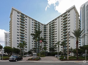 Building Photo - Residences on Hollywood