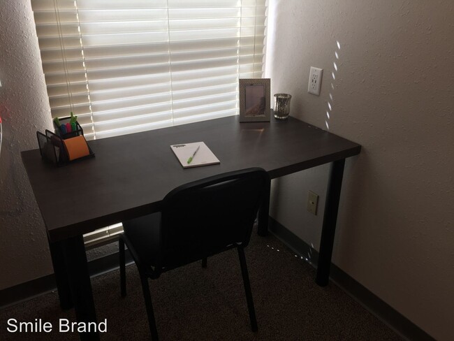 Building Photo - 1 br, 1 bath Room For Rent - 306 E. Clark