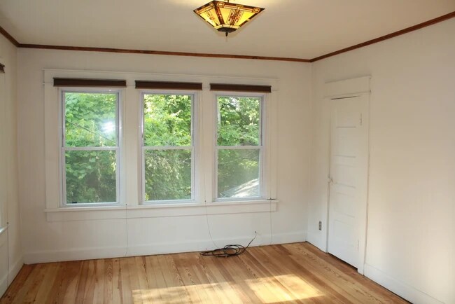 Building Photo - 1004 E 2nd St